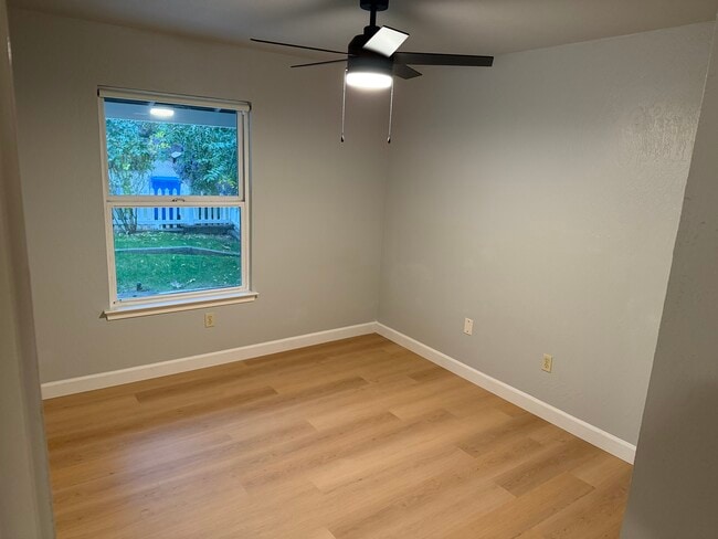 Building Photo - 1000 Figueroa St