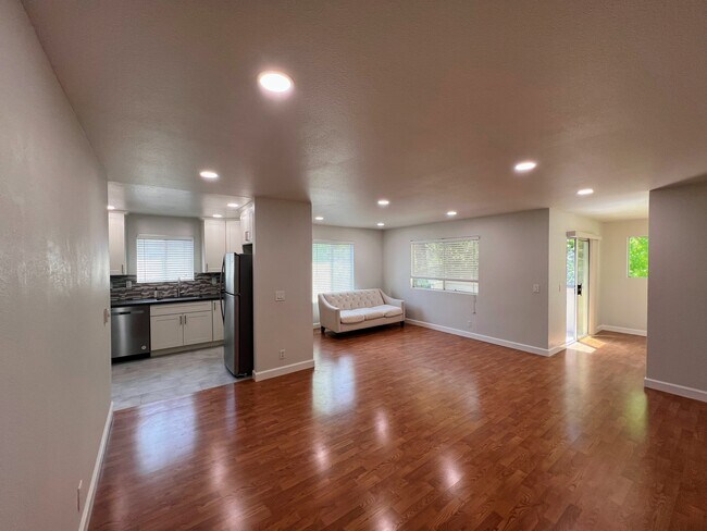 Building Photo - 608 Maestro Ct