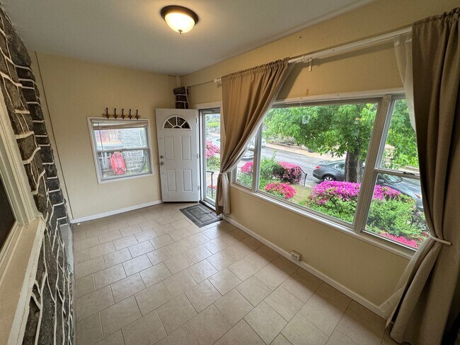 Foto del edificio - Stunning 4-Bedroom Twin Home in Upper Darb...