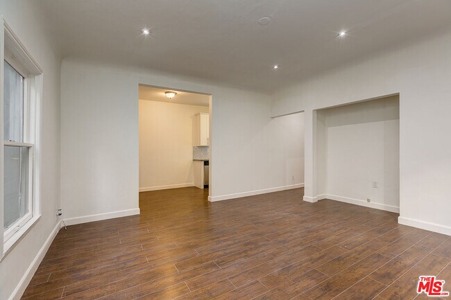 Foto del edificio - 7229 Willoughby Ave