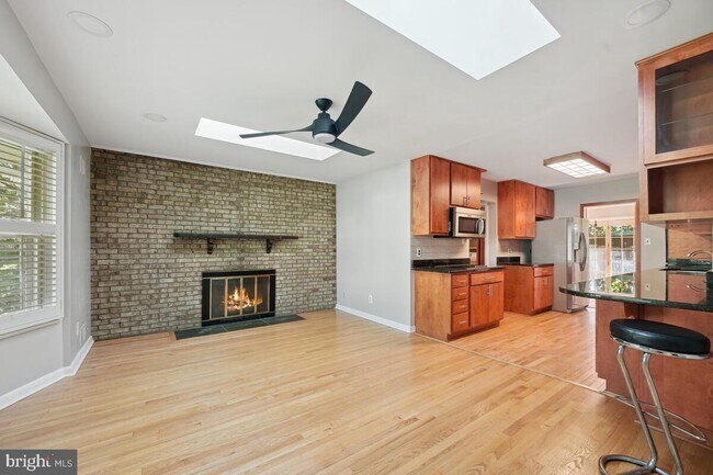 Building Photo - 11901 Greenleaf Ave