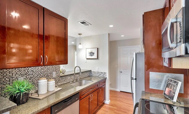 Building Photo - Located in one of Pleasanton’s highly desi...