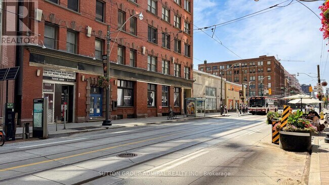 Building Photo - 393 King St W