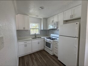 Building Photo - 923 Knight St