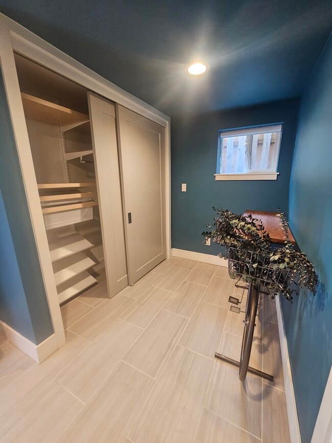 Building Photo - 3920 SE Grant St