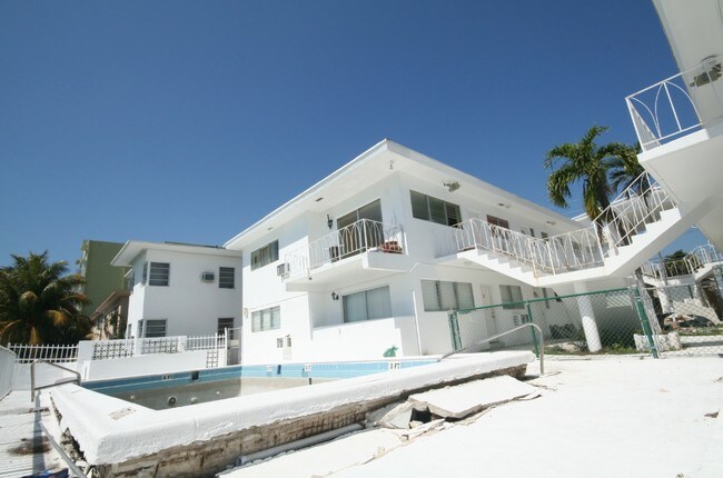 Foto del edificio - 8035-8045 Crespi Blvd