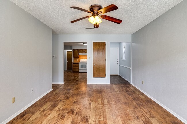 Building Photo - 3 Bedroom, 2 Bath Duplex in North Richland...