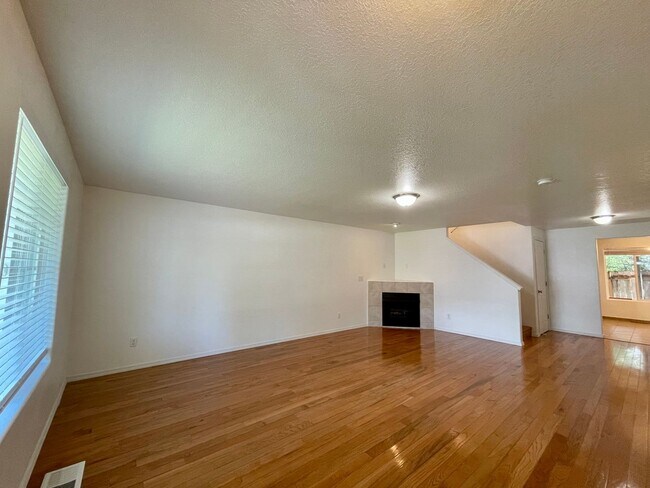 Foto del edificio - Spacious 4-Bedroom Townhome with Modern Fe...