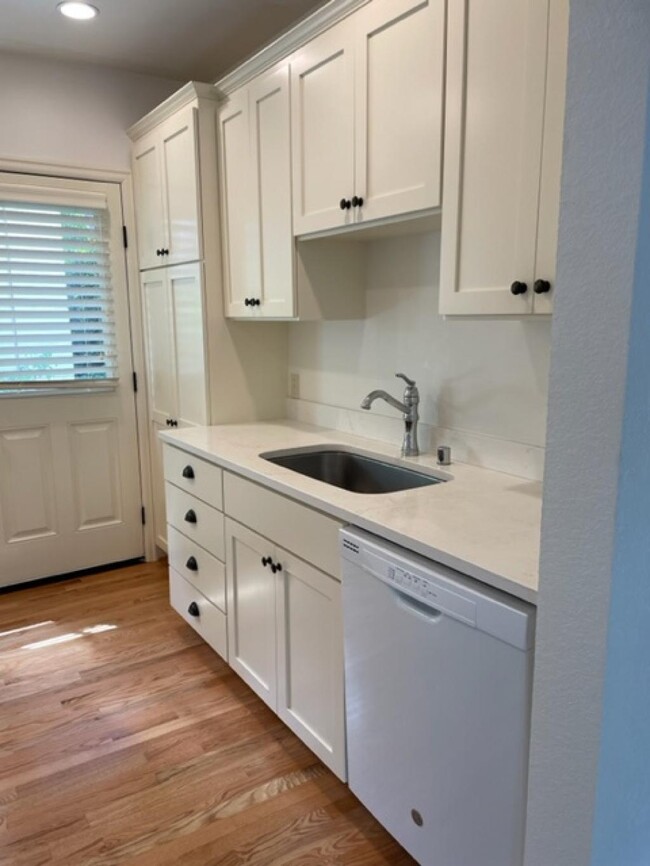 Building Photo - Donphilita - 2 bedrooms