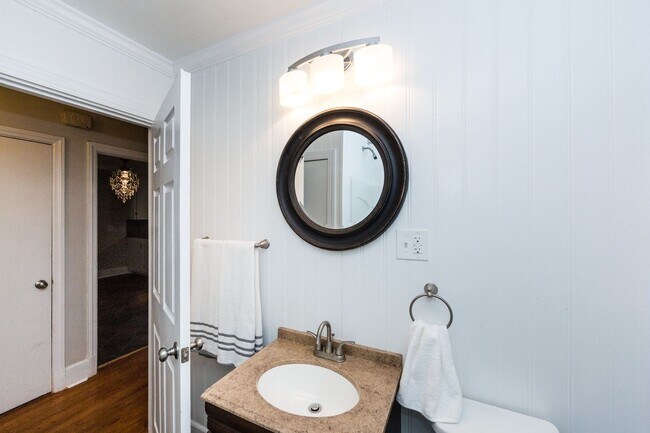 Foto del edificio - LARGE 2 BEDROOM HOME IN BELMONT