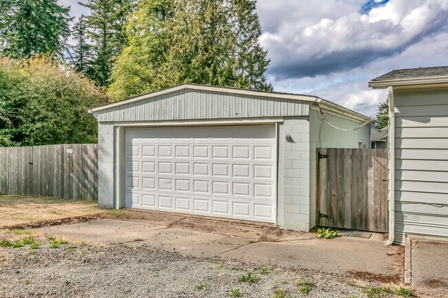 Building Photo - Cozy 3 Bedroom Home on a Large Lot!