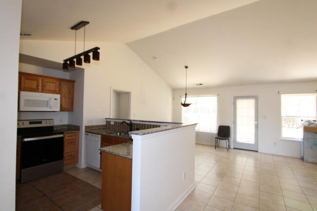 Building Photo - 2133 Rindle Dr