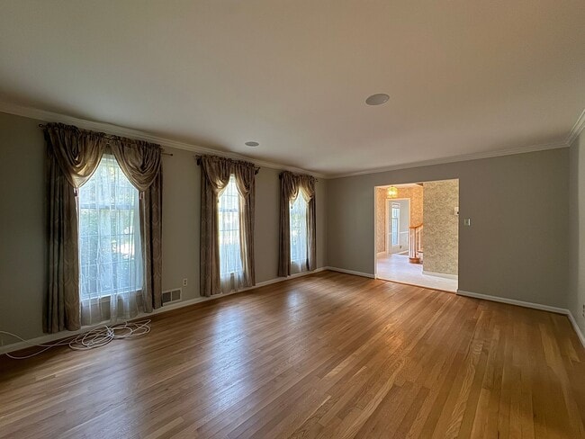 Building Photo - Spacious And Elegant 4 Bed 3 Bath Home Wit...