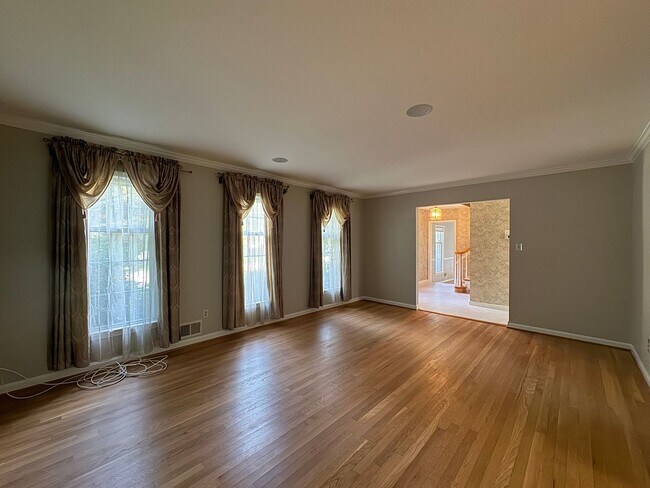 Foto del edificio - Spacious And Elegant 4 Bed 3 Bath Home Wit...