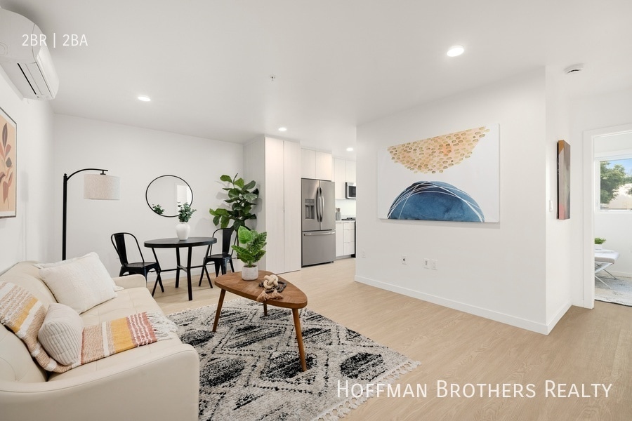 Foto principal - 845 S Sherbourne Dr