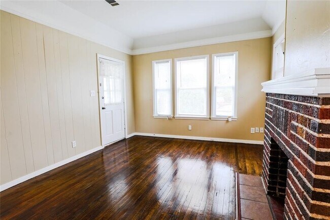 Building Photo - Gorgeous craftsman style house on a big co...