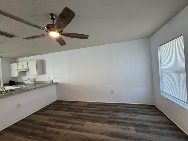Foto del edificio - Four Bedroom / Three Bath Home
