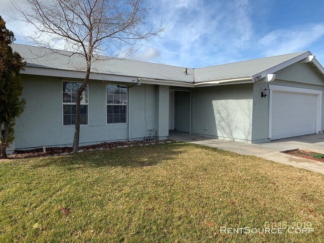 Foto del edificio - 6 Bedroom Home For Rent in Palmdale!