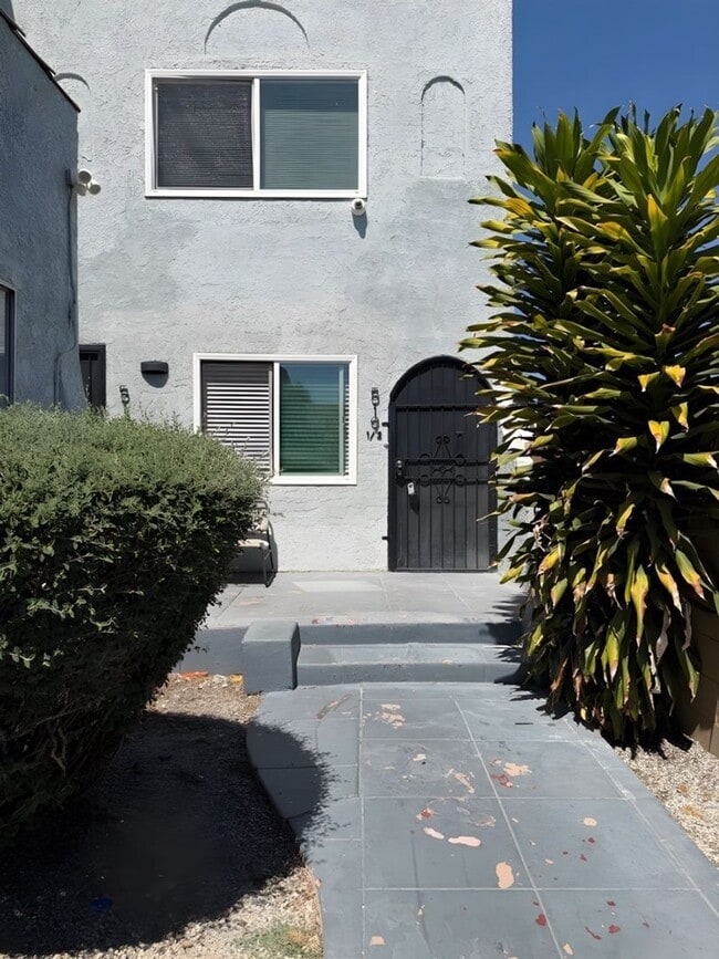 Building Photo - 519 W 42nd Pl