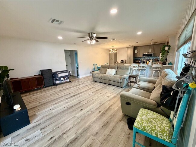 Foto del edificio - 3032 SE Santa Barbara Pl