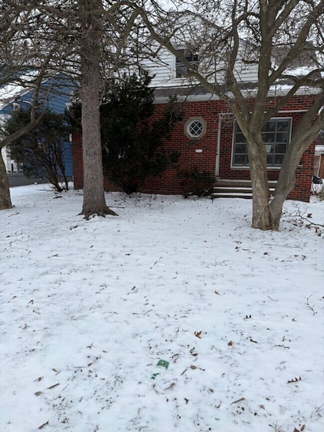 Building Photo - Charming 6-Bedroom Property in Prime Location