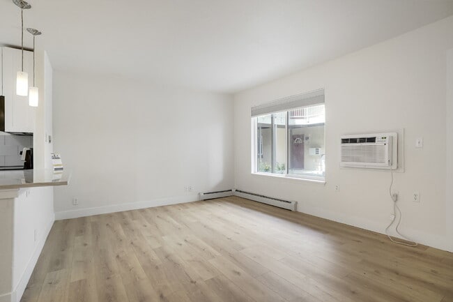 Building Photo - Updated Apartment in The Heart of Jefferson Park