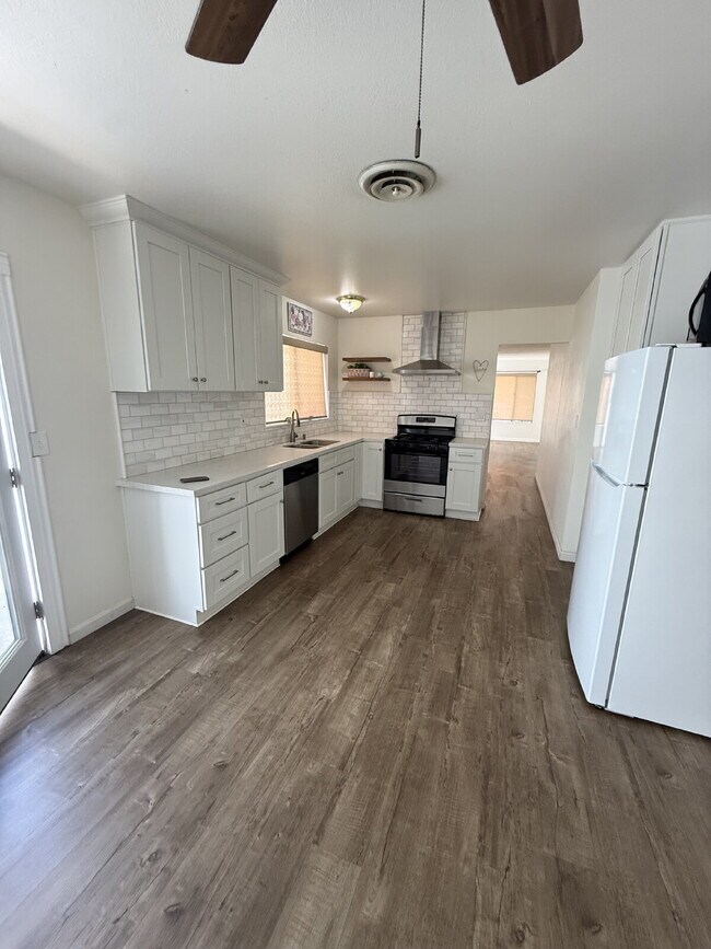 Foto del edificio - Solar savings on energy. 3rd bonus room.   2 Car Garage, Private Yard, Spacious upgraded interior...