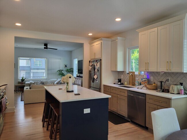 Foto del edificio - Furnished home in Lincoln Heights