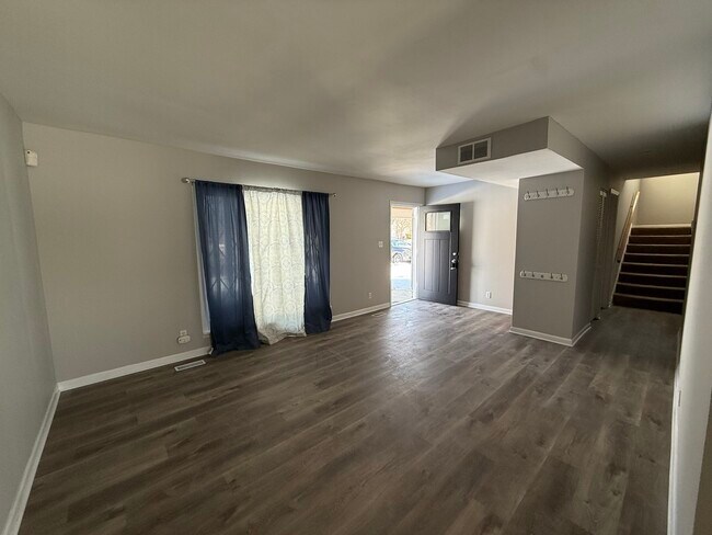 Building Photo - 719 Surrey Dr