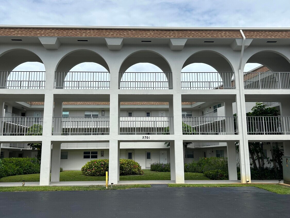 Foto principal - 5701 NW 2nd Ave