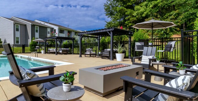 Fogata junto a la piscina - Reserve on Riverside Apartments