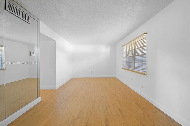 Foto del edificio - 415 NE 2nd St