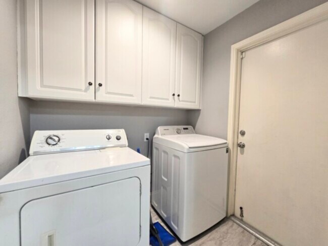 Building Photo - 5823 Timber Star