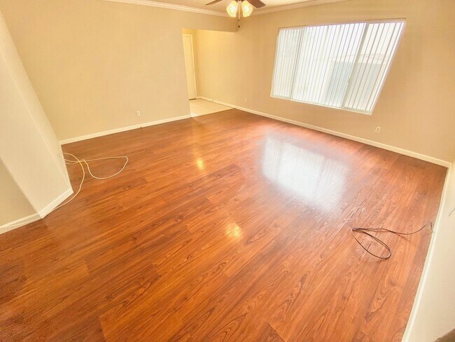 Foto del edificio - CUTE 2-STORY HOME 4 BEDROOMS/ 2.5 BATHROOM...