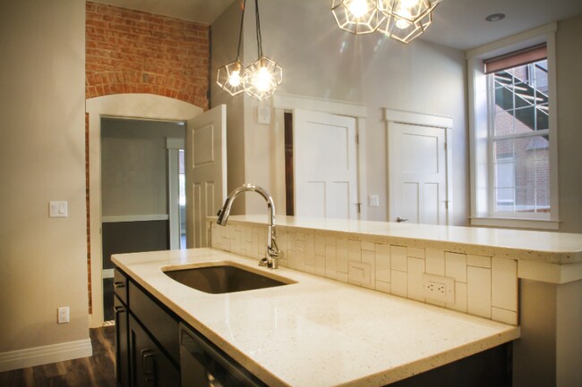 Foto del edificio - 218 E 7th St