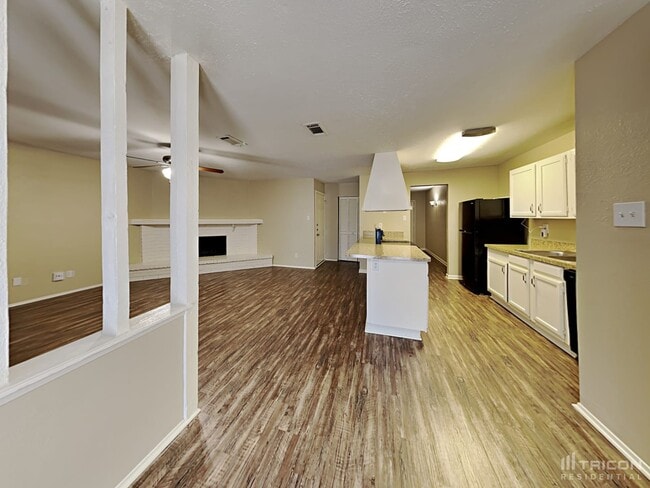 Building Photo - 1005 Llano Trail