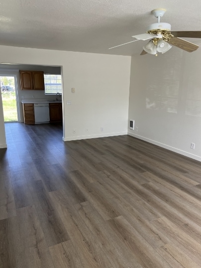 Foto del edificio - 380 Railroad Ave