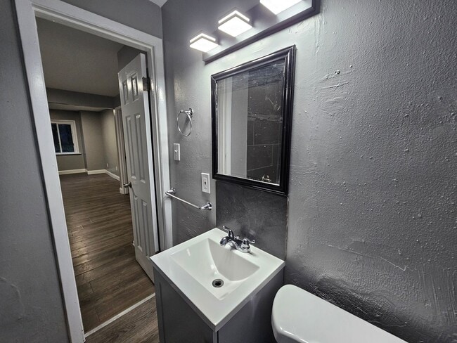 Building Photo - Small 2 bedroom 1 bath apartment for rent!