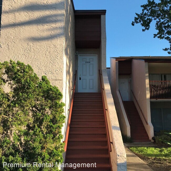 Building Photo - 2528 Lakeway Branch Dr