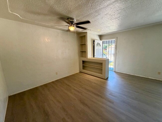 Building Photo - 930 De Moll Dr