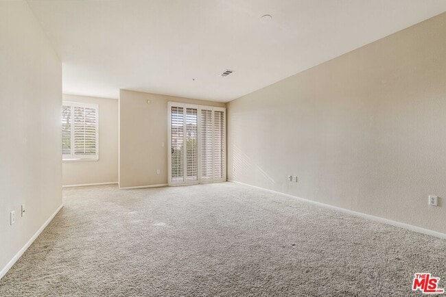 Building Photo - 6400 Crescent Prk E