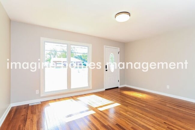 Building Photo - Completely Remodeled 4 bedroom in Forest Park