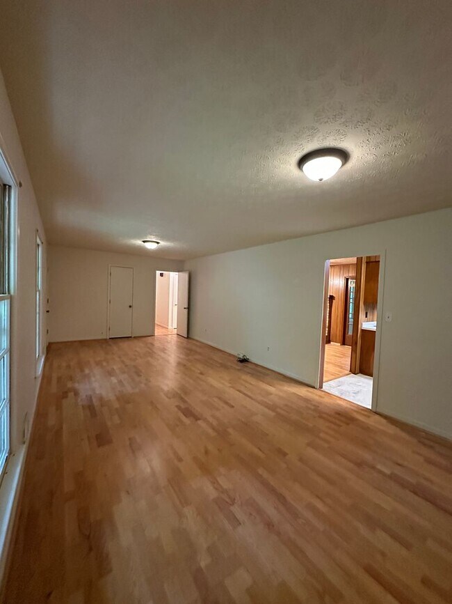Foto del edificio - Available now,  3/2 with large unfinished basement, in University Heights