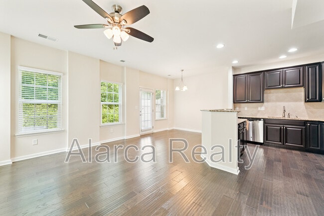 Building Photo - 2455 Silverthorn Dr