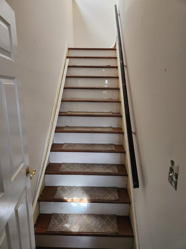 Building Photo - 71 Linnet St