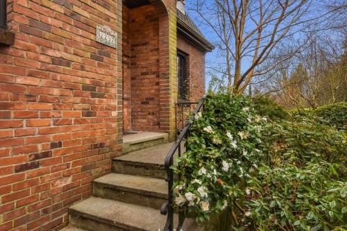 Building Photo - 3 bedroom in Seattle WA 98122
