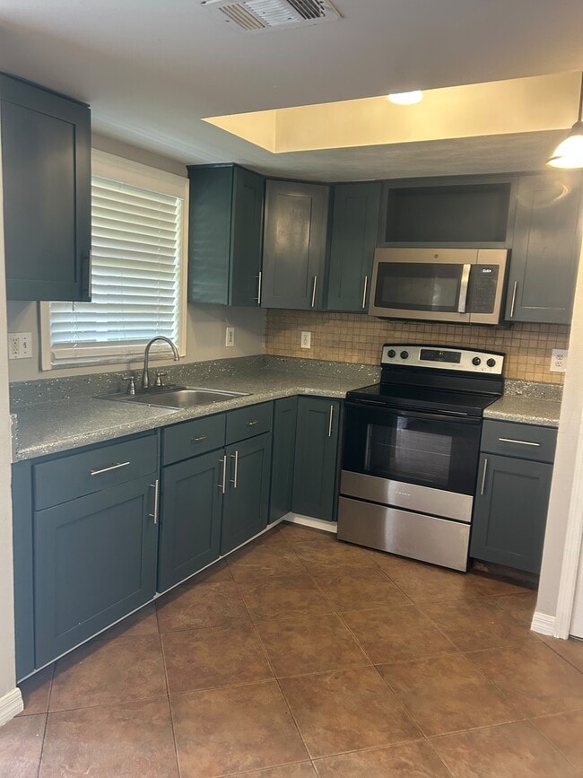 Building Photo - 5132 Tennis Ct Cir