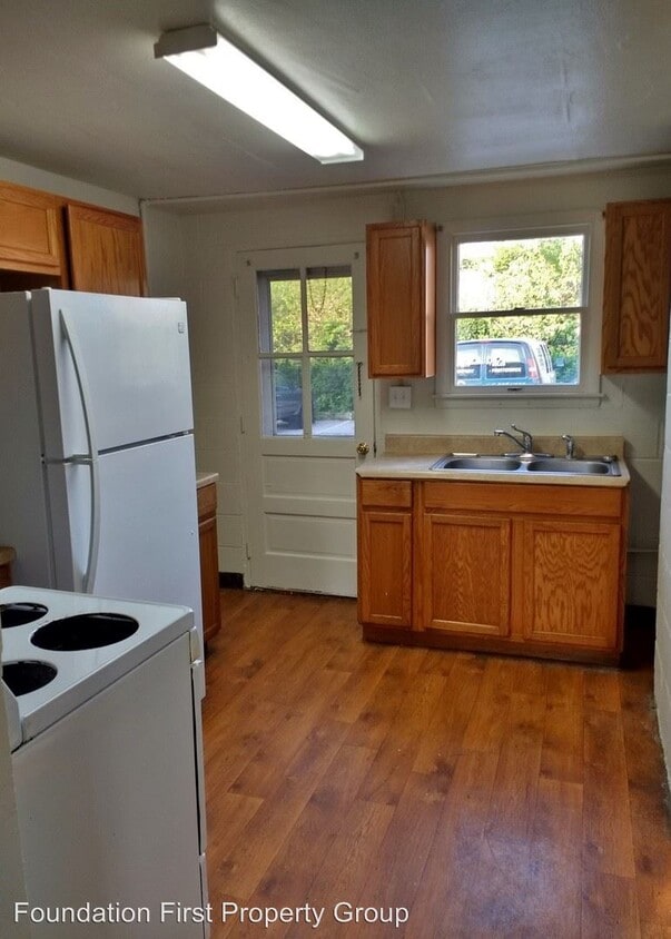 Primary Photo - 240 W High St