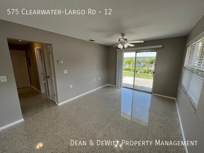 Foto del edificio - 575 Clearwater Largo Rd