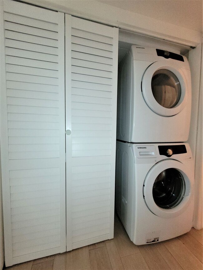Building Photo - Comfortable Condo overlooking the golf cou...
